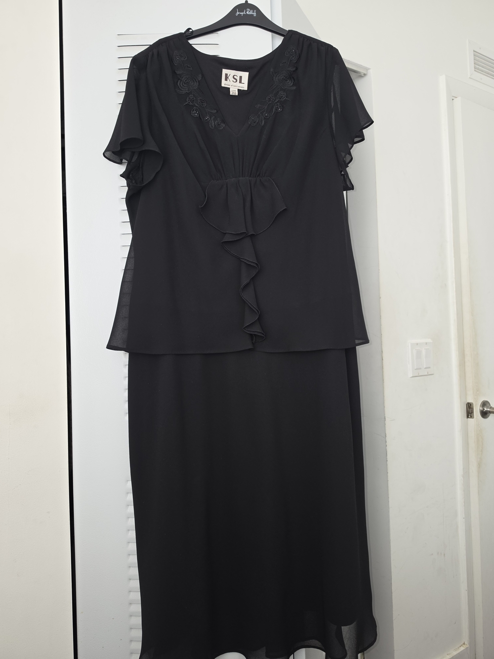 karin stevens Black Ruffle-Front Maxi Dress